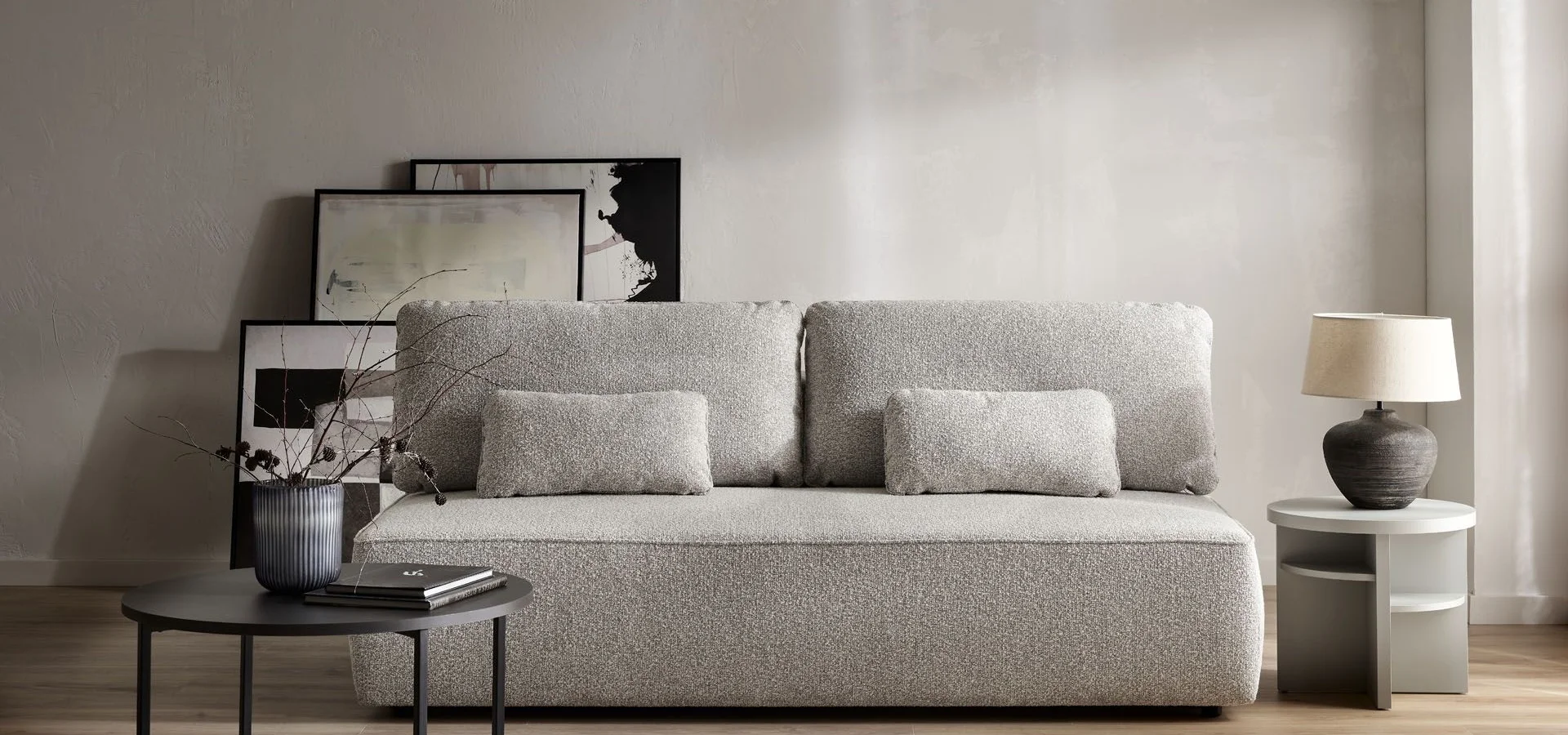 nowoczesna sofa boucle i salon w szarościach